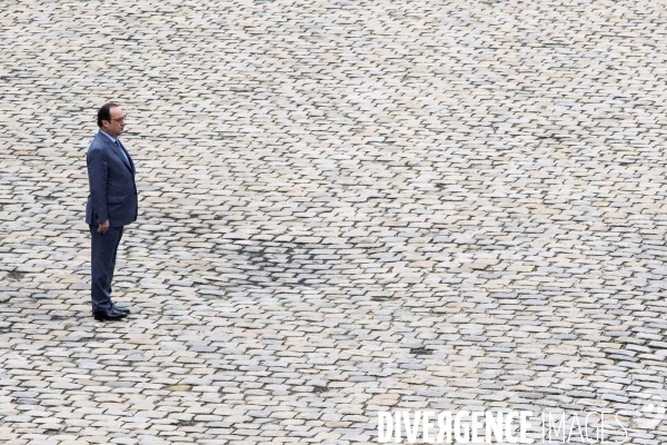 Le chef de l État, François HOLLANDE, préside une prise d armes à l Hôtel national des Invalides