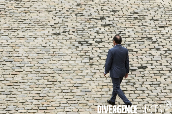 Le chef de l État, François HOLLANDE, préside une prise d armes à l Hôtel national des Invalides