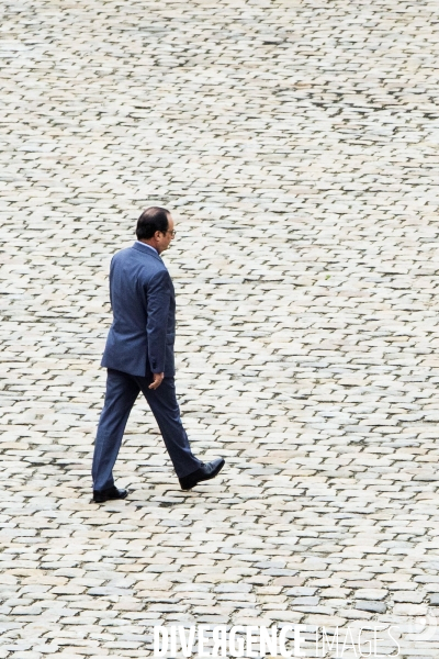 Le chef de l État, François HOLLANDE, préside une prise d armes à l Hôtel national des Invalides