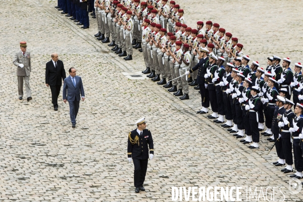 Le chef de l État, François HOLLANDE, préside une prise d armes à l Hôtel national des Invalides