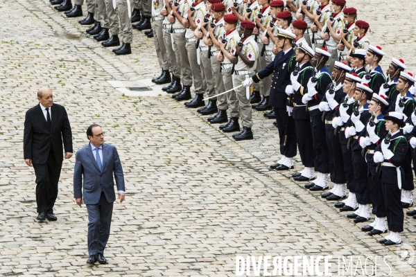 Le chef de l État, François HOLLANDE, préside une prise d armes à l Hôtel national des Invalides