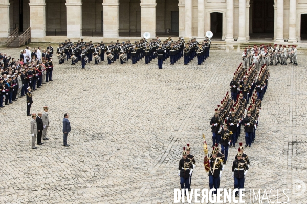 Le chef de l État, François HOLLANDE, préside une prise d armes à l Hôtel national des Invalides