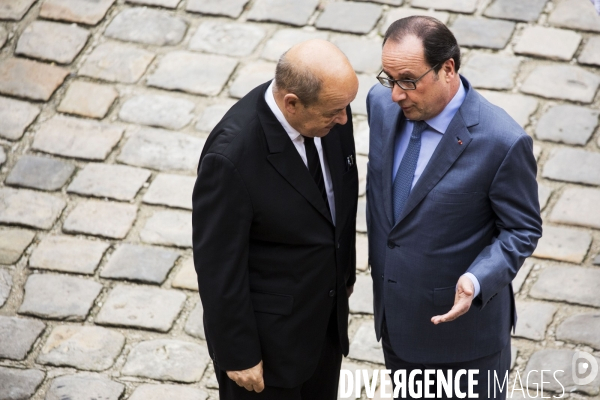 Le chef de l État, François HOLLANDE, préside une prise d armes à l Hôtel national des Invalides