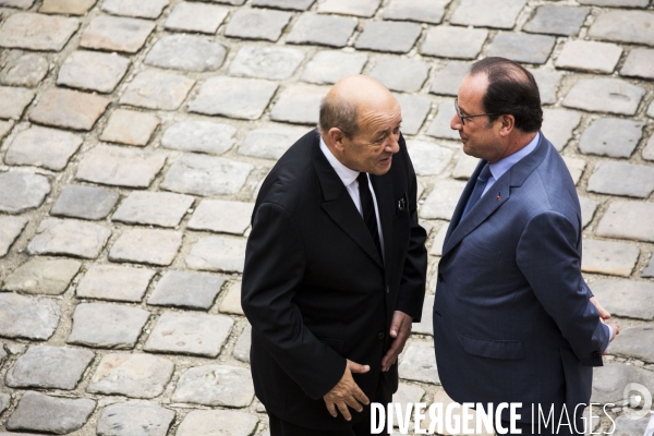 Le chef de l État, François HOLLANDE, préside une prise d armes à l Hôtel national des Invalides