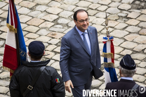 Le chef de l État, François HOLLANDE, préside une prise d armes à l Hôtel national des Invalides