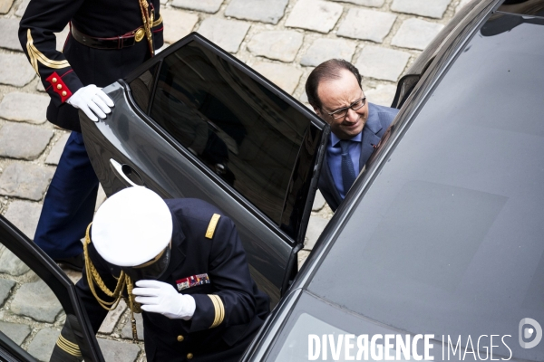 Le chef de l État, François HOLLANDE, préside une prise d armes à l Hôtel national des Invalides