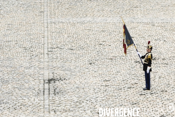 Le chef de l État, François HOLLANDE, préside une prise d armes à l Hôtel national des Invalides