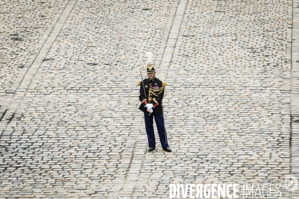 Le chef de l État, François HOLLANDE, préside une prise d armes à l Hôtel national des Invalides