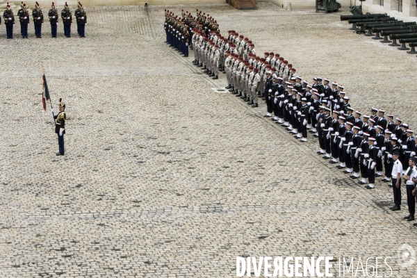 Le chef de l État, François HOLLANDE, préside une prise d armes à l Hôtel national des Invalides