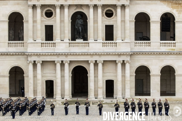 Le chef de l État, François HOLLANDE, préside une prise d armes à l Hôtel national des Invalides