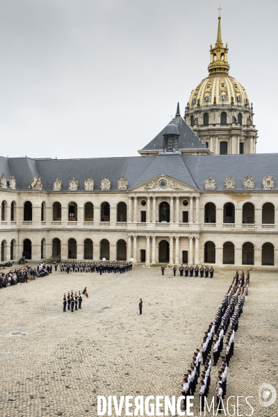 Le chef de l État, François HOLLANDE, préside une prise d armes à l Hôtel national des Invalides