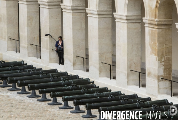 Le chef de l État, François HOLLANDE, préside une prise d armes à l Hôtel national des Invalides