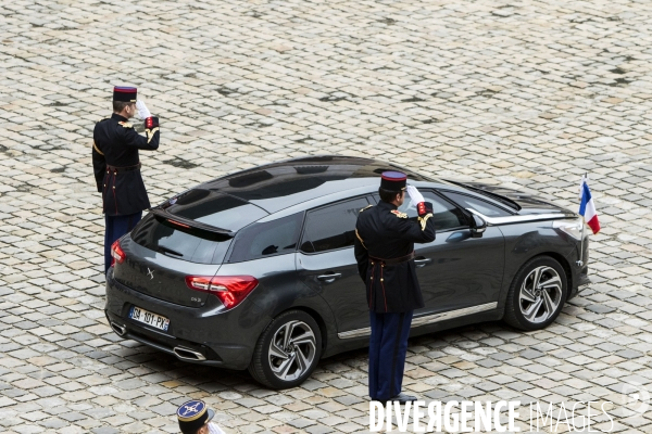 Le chef de l État, François HOLLANDE, préside une prise d armes à l Hôtel national des Invalides