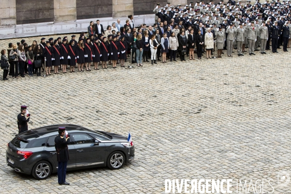 Le chef de l État, François HOLLANDE, préside une prise d armes à l Hôtel national des Invalides