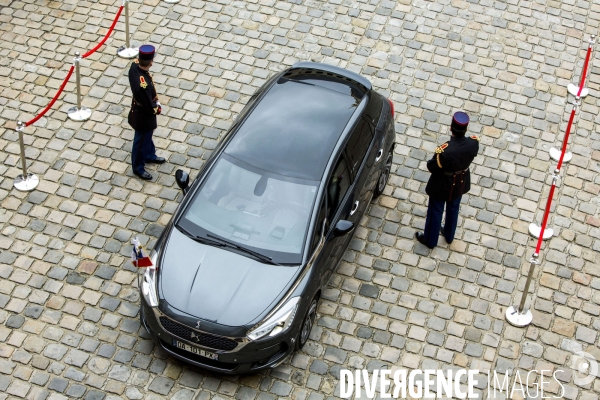 Le chef de l État, François HOLLANDE, préside une prise d armes à l Hôtel national des Invalides