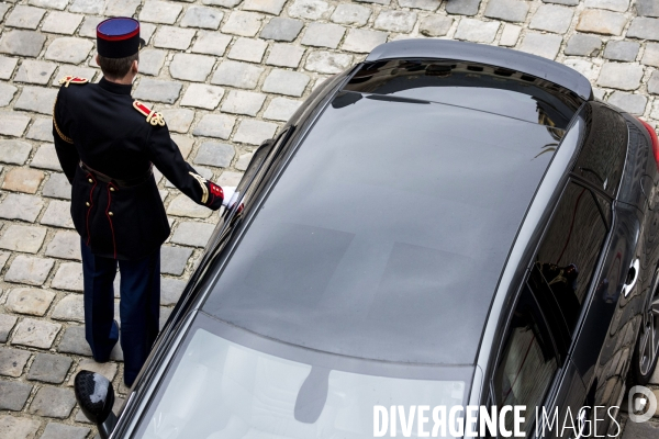 Le chef de l État, François HOLLANDE, préside une prise d armes à l Hôtel national des Invalides