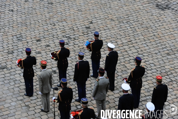 François Hollande. Prise d armes aux Invalides.