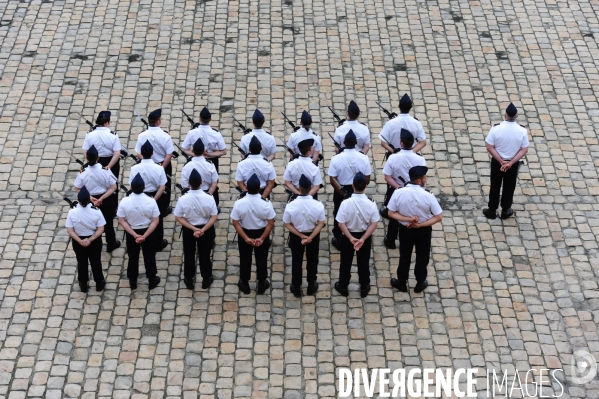 François Hollande. Prise d armes aux Invalides.