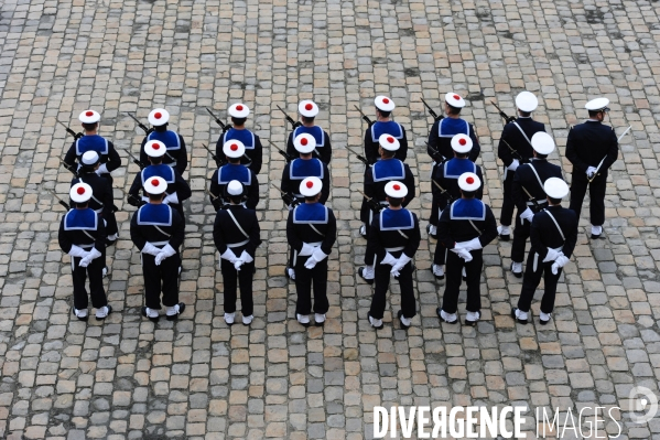 François Hollande. Prise d armes aux Invalides.