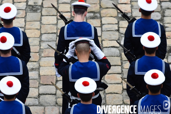 François Hollande. Prise d armes aux Invalides.