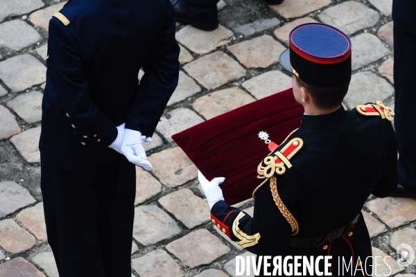 François Hollande. Prise d armes aux Invalides.