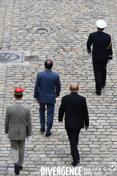 François Hollande. Prise d armes aux Invalides.