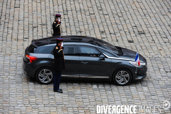 François Hollande. Prise d armes aux Invalides.