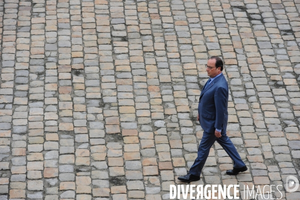 François Hollande. Prise d armes aux Invalides.