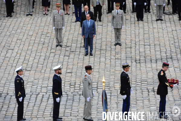 François Hollande. Prise d armes aux Invalides.