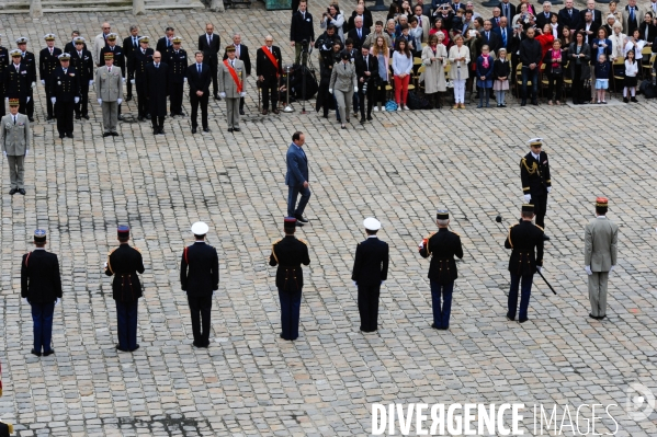 François Hollande. Prise d armes aux Invalides.