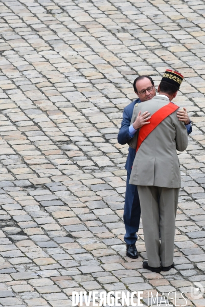François Hollande. Prise d armes aux Invalides.