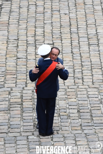 François Hollande. Prise d armes aux Invalides.