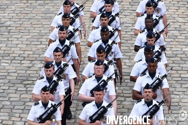 François Hollande. Prise d armes aux Invalides.