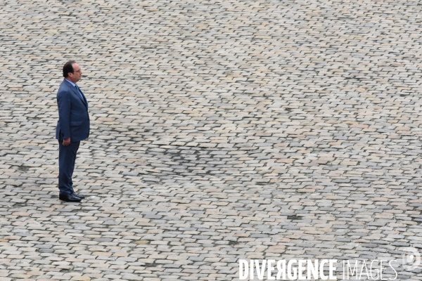 François Hollande. Prise d armes aux Invalides.