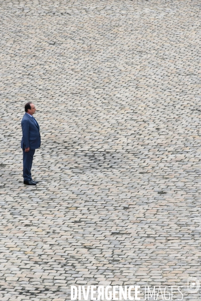 François Hollande. Prise d armes aux Invalides.