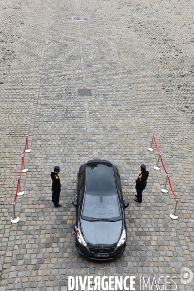 François Hollande. Prise d armes aux Invalides.