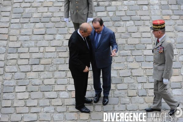 François Hollande. Prise d armes aux Invalides.