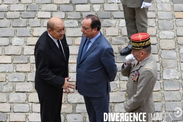 François Hollande. Prise d armes aux Invalides.