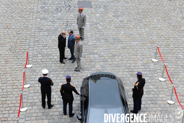 François Hollande. Prise d armes aux Invalides.