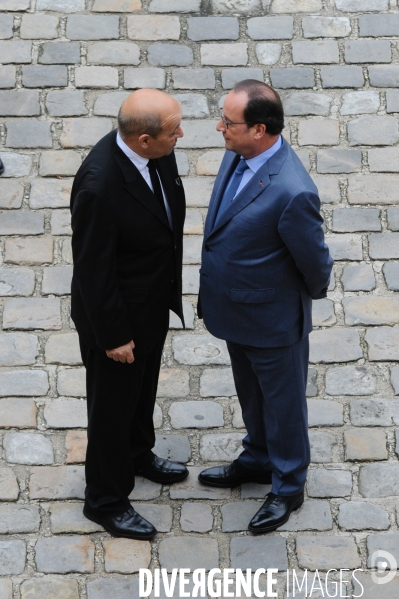 François Hollande. Prise d armes aux Invalides.