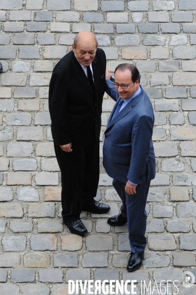 François Hollande. Prise d armes aux Invalides.