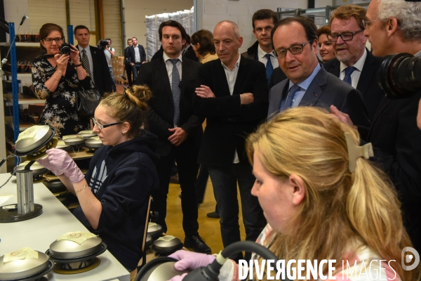 François Hollande visite l usine Devialet.