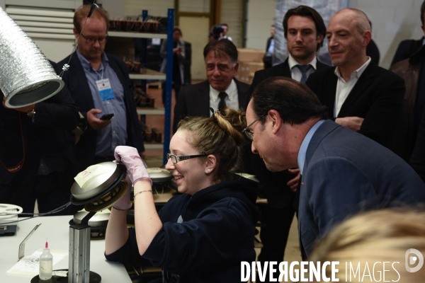 François Hollande visite l usine Devialet.