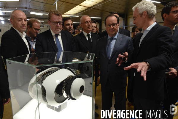 François Hollande visite l usine Devialet.