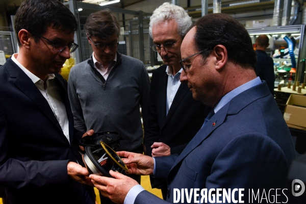 François Hollande visite l usine Devialet.