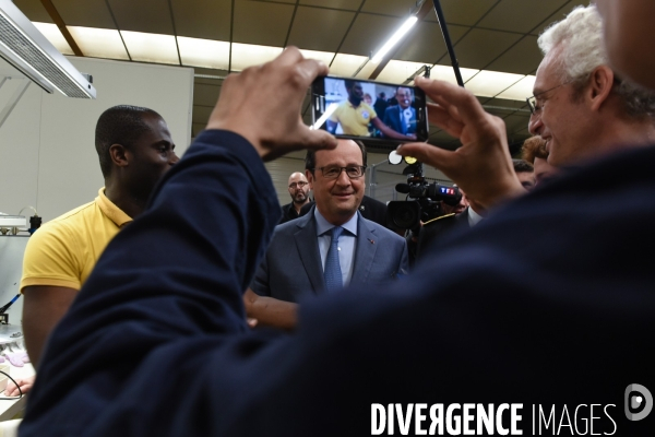 François Hollande visite l usine Devialet.