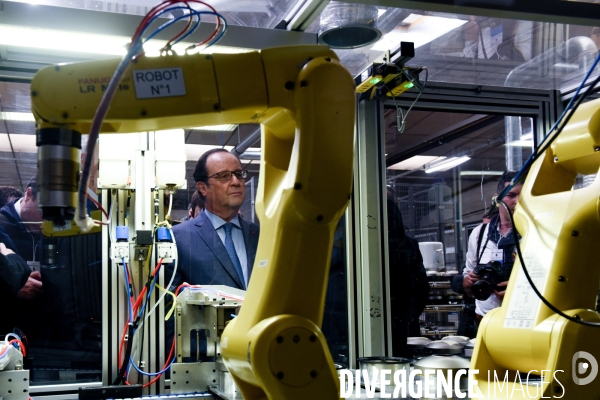 François Hollande visite l usine Devialet.