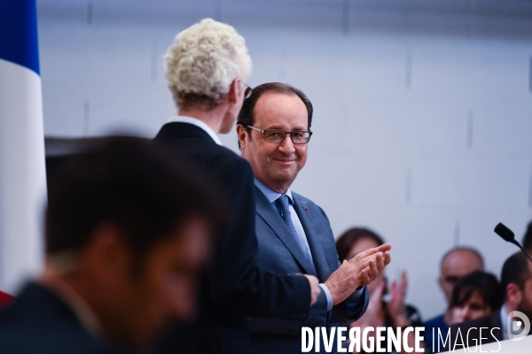 François Hollande visite l usine Devialet.