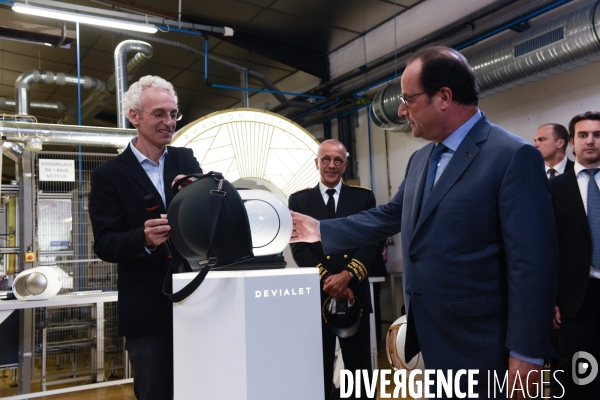 François Hollande visite l usine Devialet.