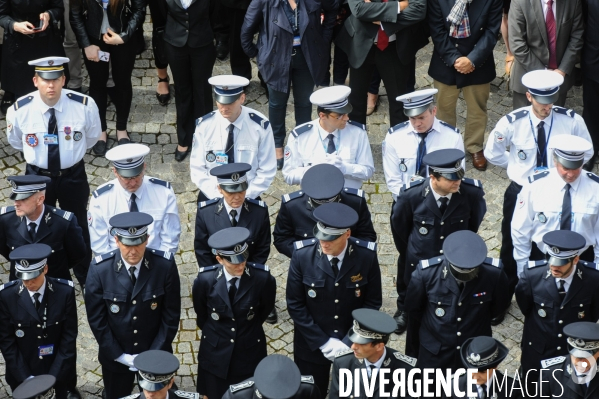 Minute de silence au ministère de l intérieur à la mémoire des deux policiers tués par Larossi Abballa